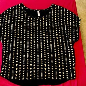 Light soft shirt black, pattern on front